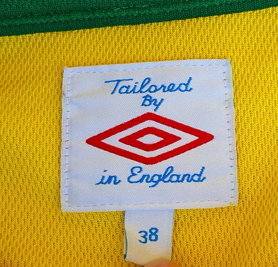 BRAZIL 2010 UMBRO WORLD CHAMPIONS COLLECTION CREST BY FERNANDO CHAMARELLI COMMEMORATIVE JERSEY SIZE 38