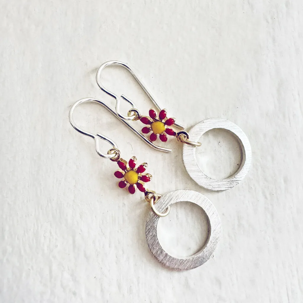 daisy ring // enamel daisy flower and silver plated circle ring earrings